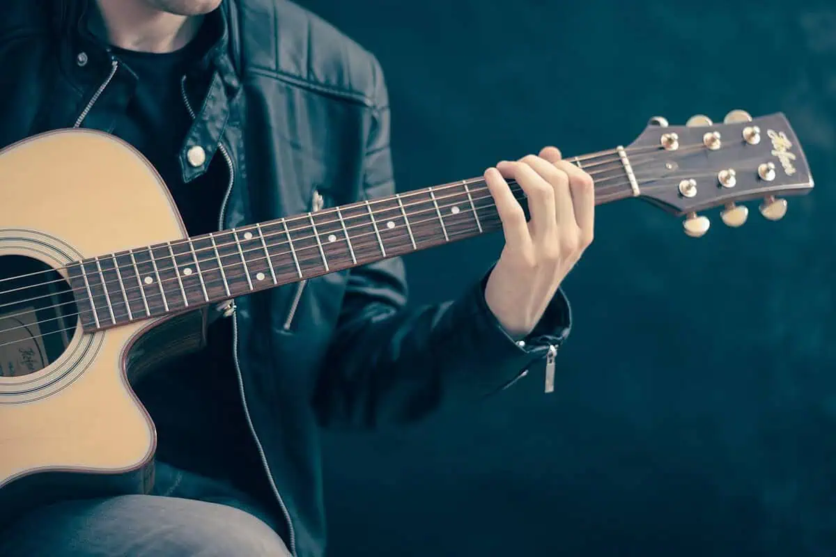 Gitara akustyczna – przewodnik po modelach i brzmieniu