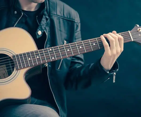 Gitara akustyczna – przewodnik po modelach i brzmieniu