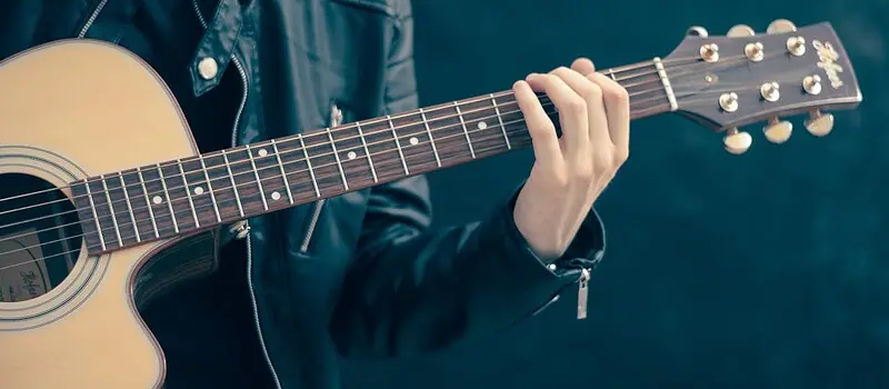 Gitara akustyczna – przewodnik po modelach i brzmieniu