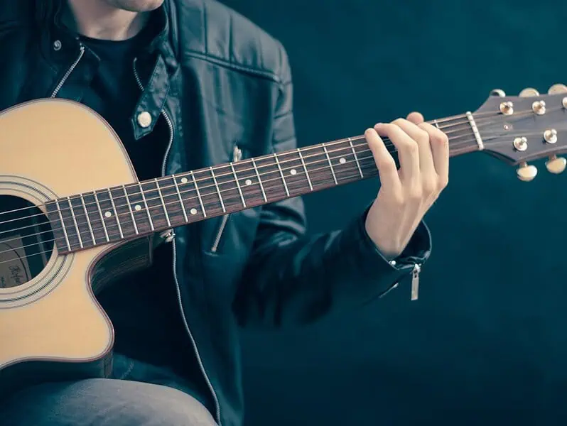 Gitara akustyczna – przewodnik po modelach i brzmieniu
