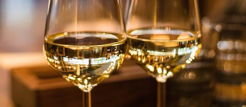 Personalizowane prezenty z winem – jak nadać upominkowi wyjątkowy charakter