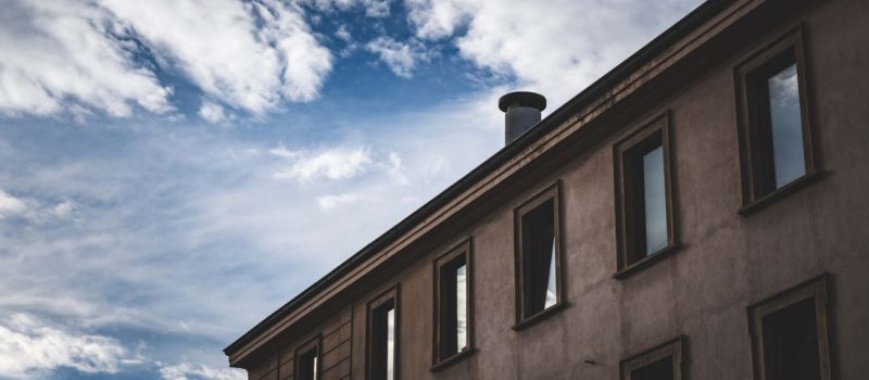 Kominy ceramiczne – budowa, zalety, cena i usługi KominProfil