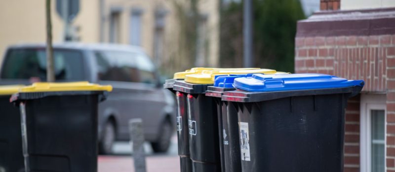 Kosze na śmieci zewnętrzne — jak dobrać trwałe i estetyczne rozwiązania do miasta i parku
