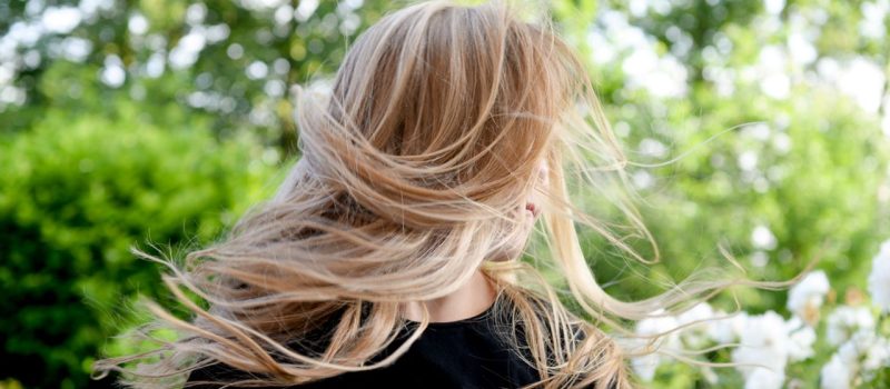 Profesjonalna pielęgnacja włosów w domu – czy warto inwestować w kosmetyki premium?
